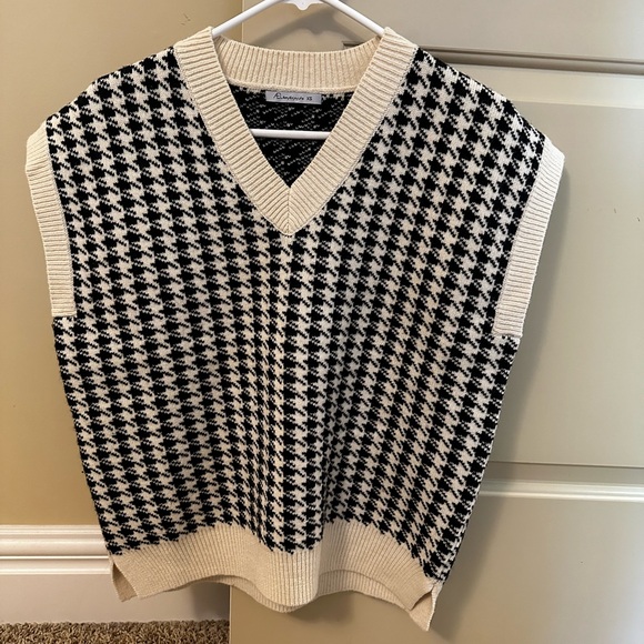 AmyEnjoyLife | Houndstooth Sweater Vest - Picture 3 of 3